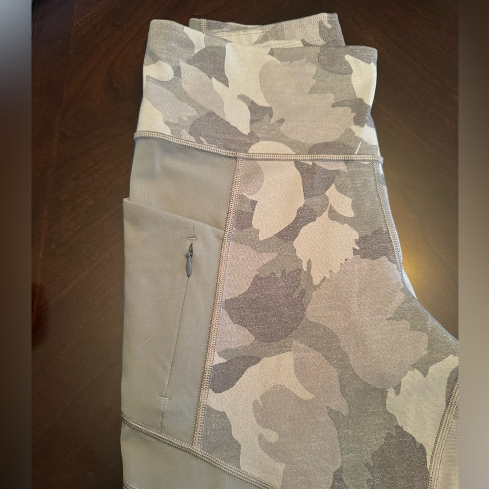 Athleta size M camo yoga pants